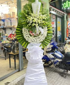 Từ Biệt - Vòng hoa đám tang màu trắng đẹp sang trọng lan trắng kết hợp nơ cao 1,7 mét SSHTL12