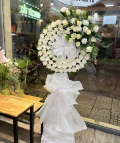 Vòng hoa hồng trắng dạng vòng hiện đại sang trọng viếng đám ma SSHTL15