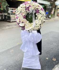Vòng hoa Cúc Hồng Môn trắng giấy trắng hiện đại chia buồn đám tang - SSHTL38